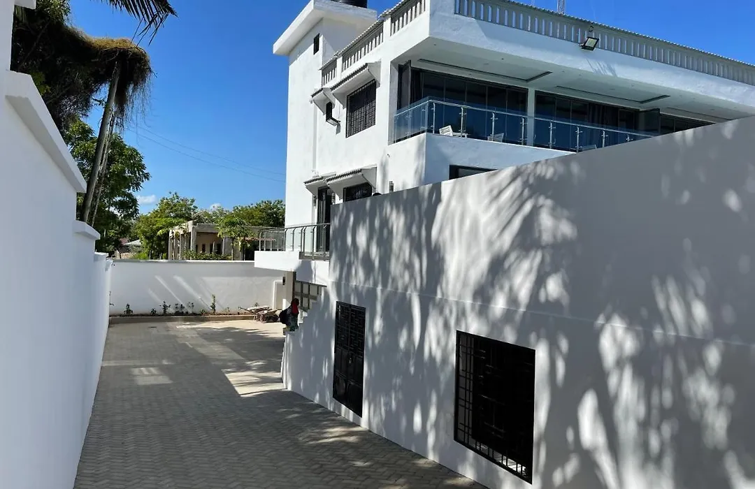 Bingo House Watamu, A Modern 5-Bedroom Villa With Pool, A Kids Heaven-1