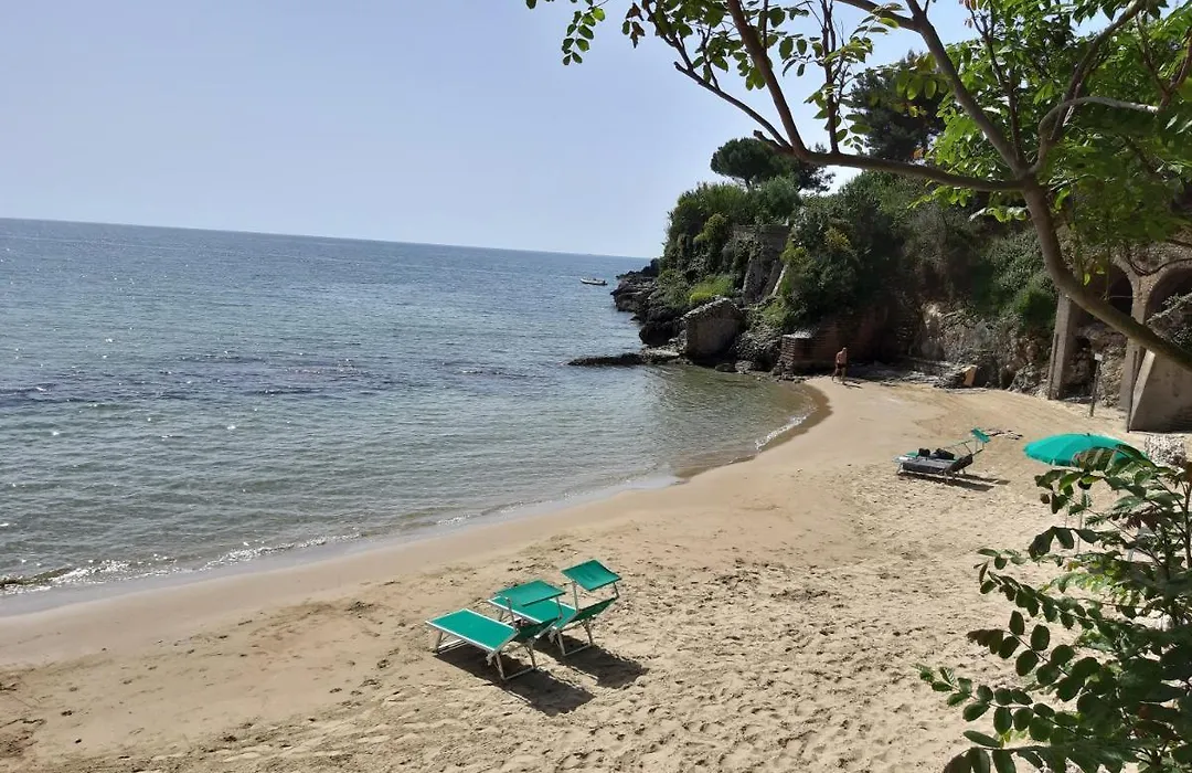 Un letto a Gaeta - Villa a Fontania-1
