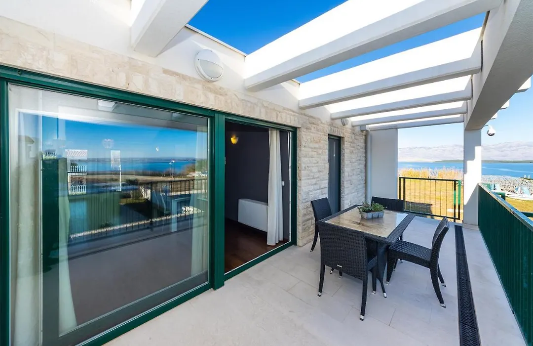 Queen Beach Apartments-1