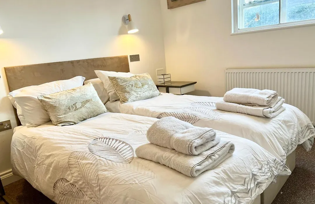 Stylish 2Br Designer Flat Holland Park-1