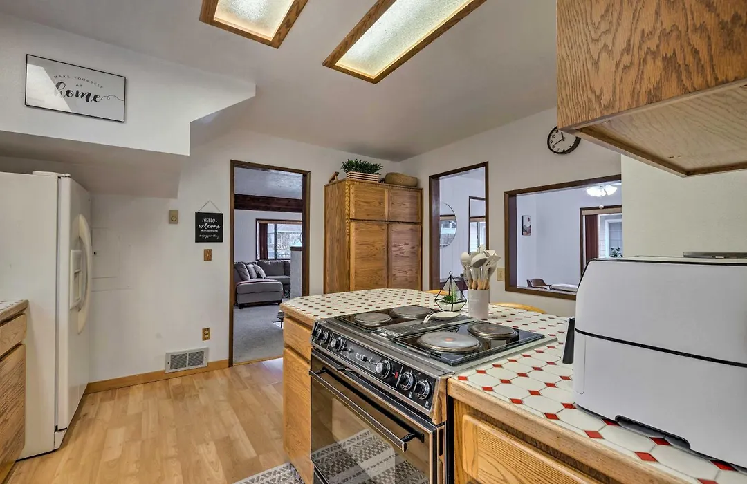 Cozy Seaside Home With Patio - Walk To Seaside Beach-1