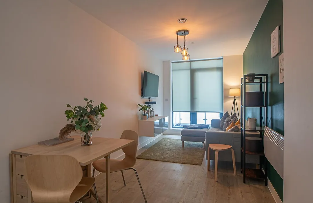 Modern And Spacious Apartment In Salford Quays-1
