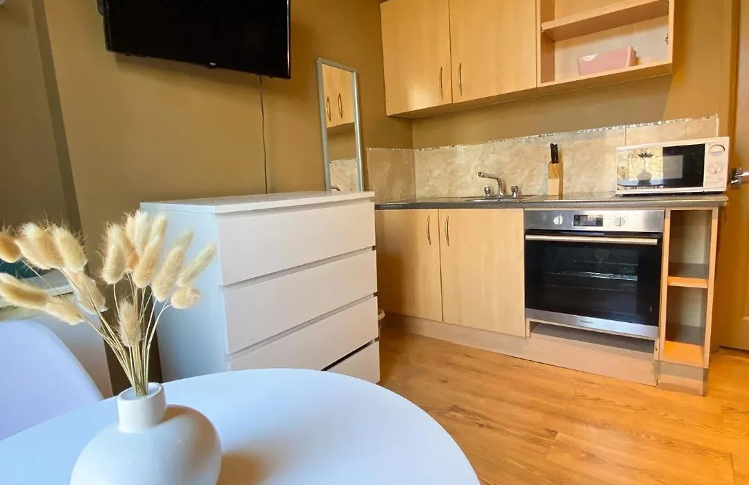 Holland Rd Studios Close To Olympia London-1