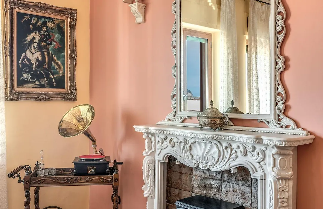 La Musica In The Heart Of Sorrento, 100 M From Station-1
