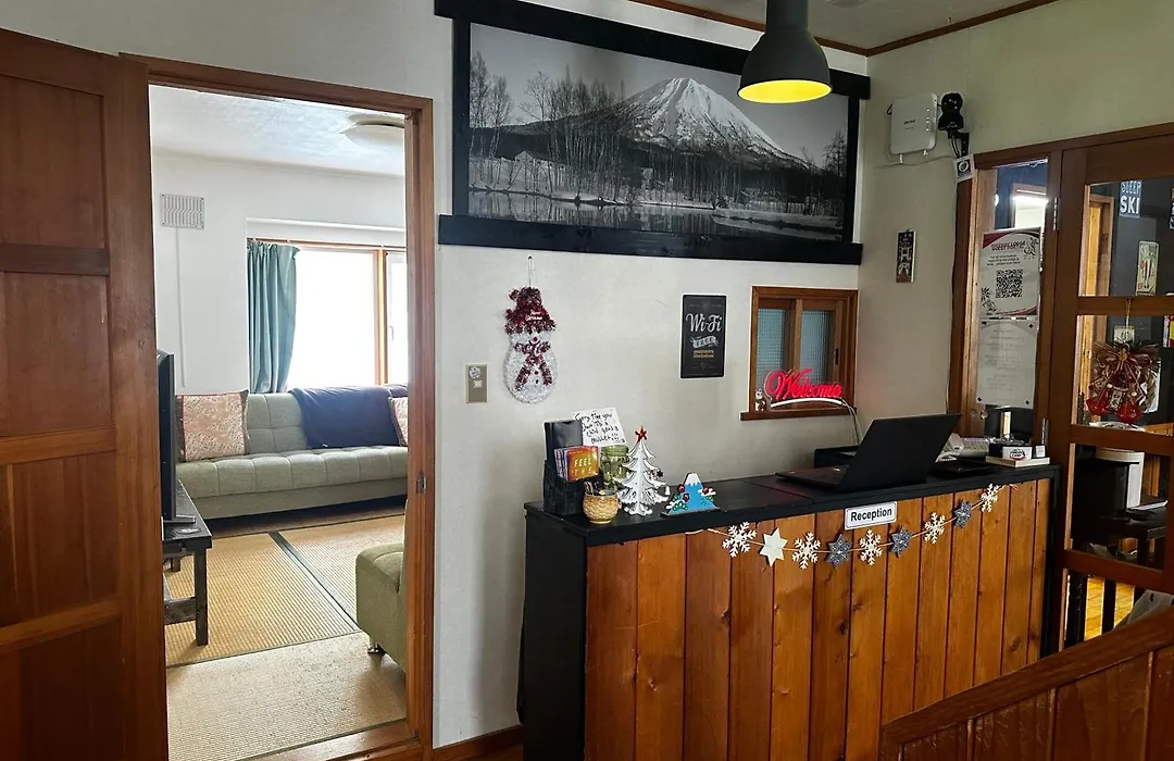 Freeride Backpackers Lodge Niseko-1