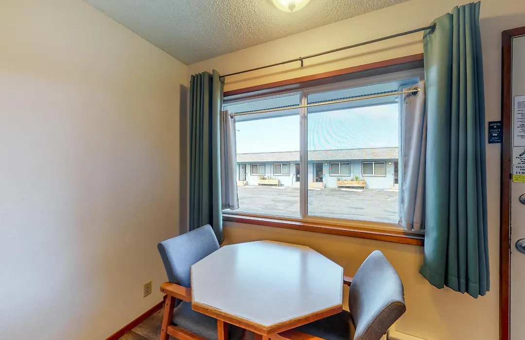 Lamplighter Inn-1