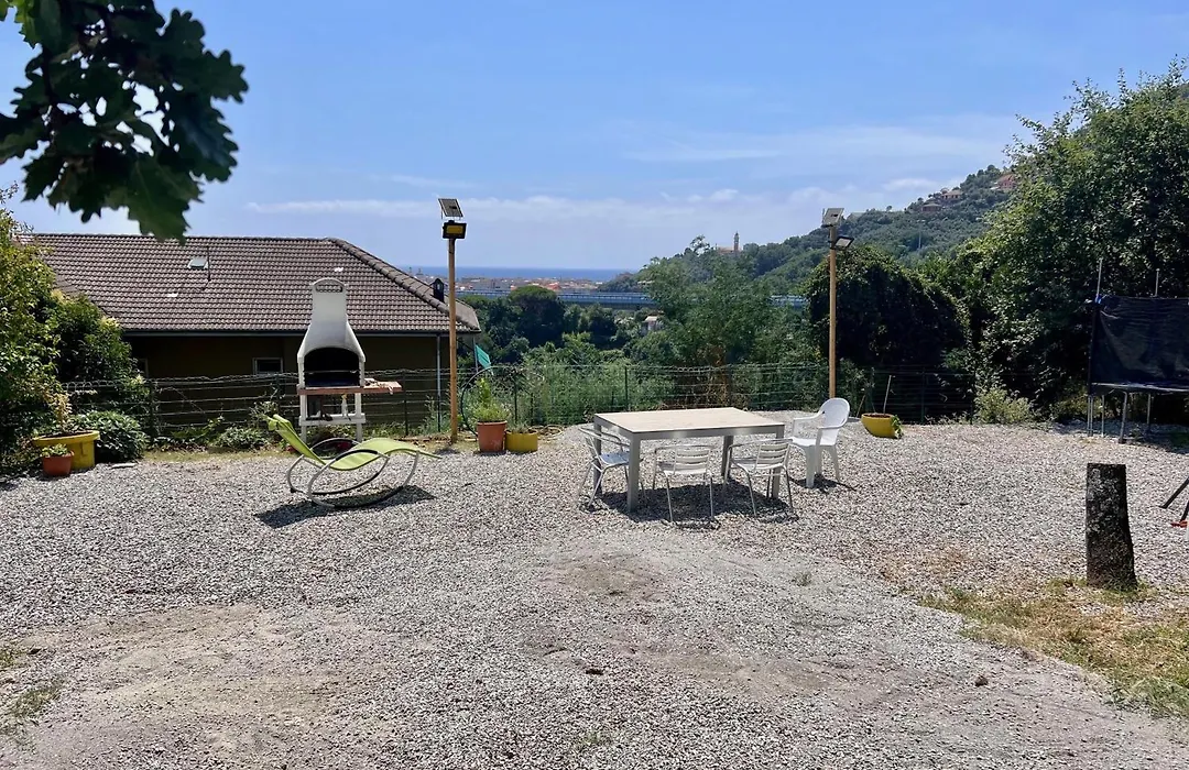 Villa tranquilla immersa nel verde a 2 Km dal mare-1
