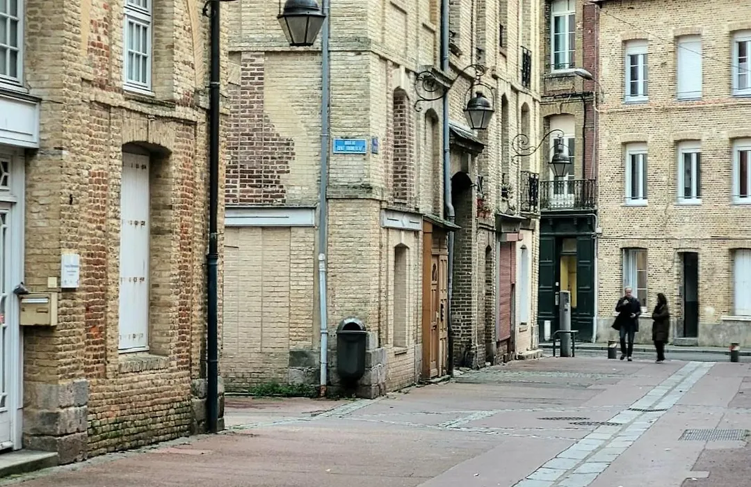 L établissement APPARTEMENT DESIGN vous propose, 1 appartement 2 chambres plus salon, 3 appartements , NETFLIX, lits faits à votre arrivée, serviettes de toilette, Ménage, Wifi ,Plage à 190m, BOX à Vélos, paiement 3 fois sans frais, prix tout compris-1