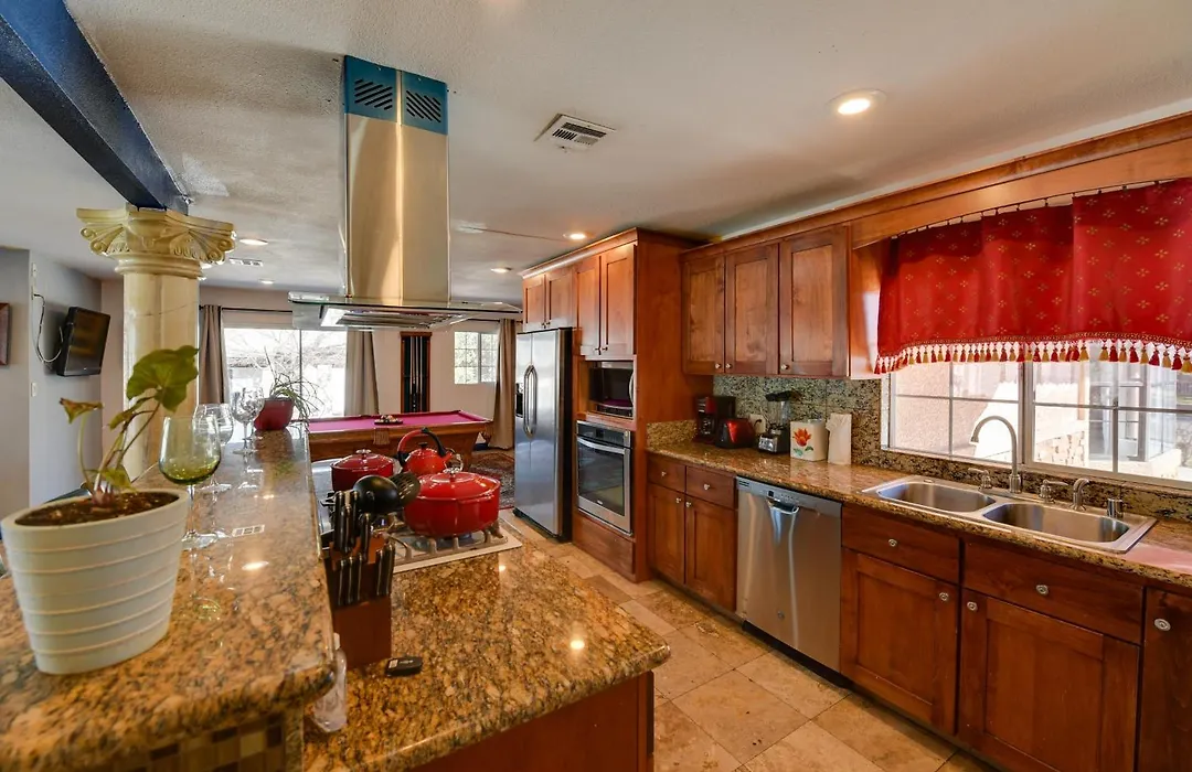 Elegant Home W/ Pool Table: 3 Mi To Vegas Strip!-1