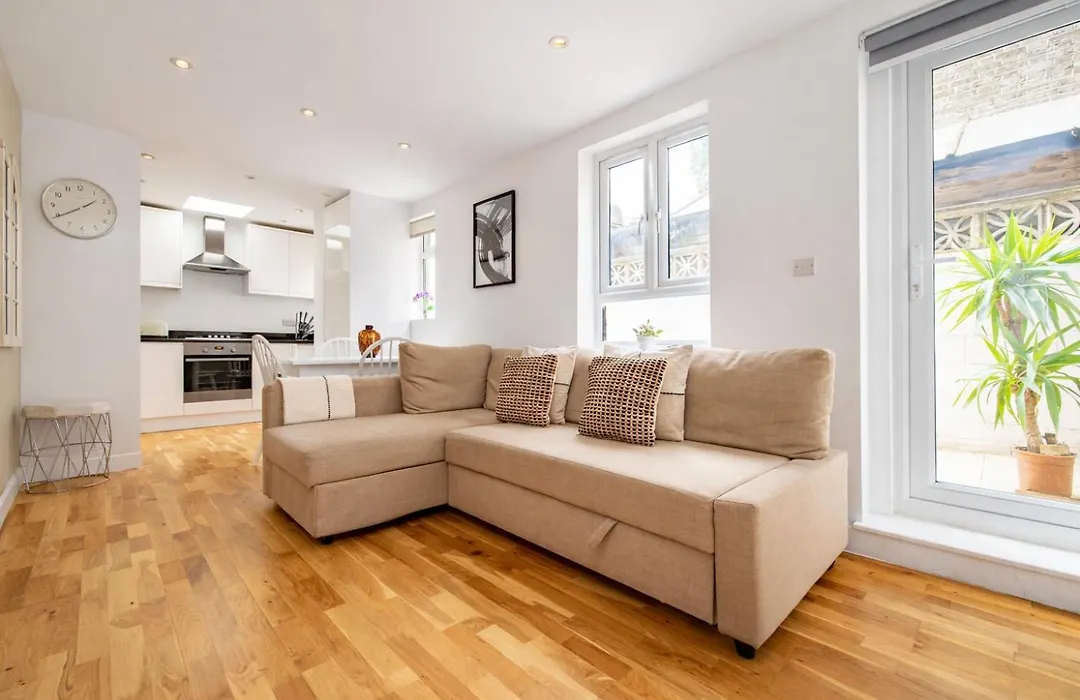 Superb 2 Bed Apartment In Battersea-1