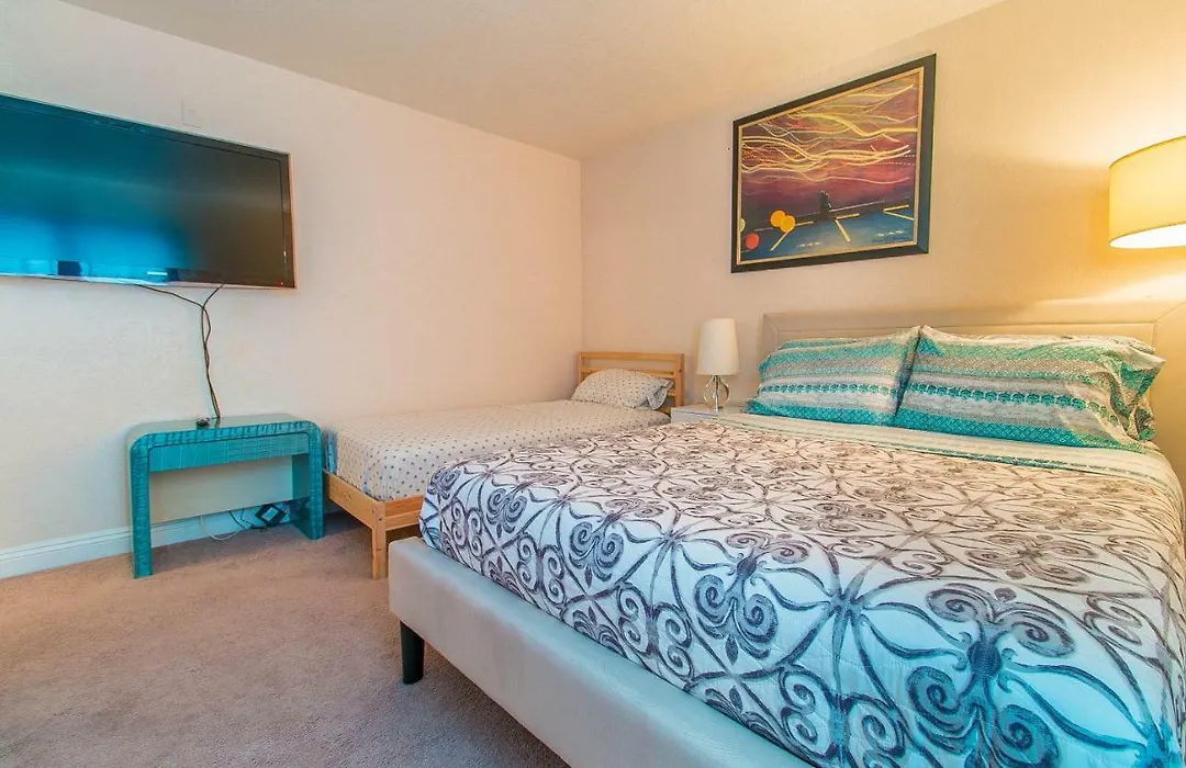 Luxury Modern Condo 2-1