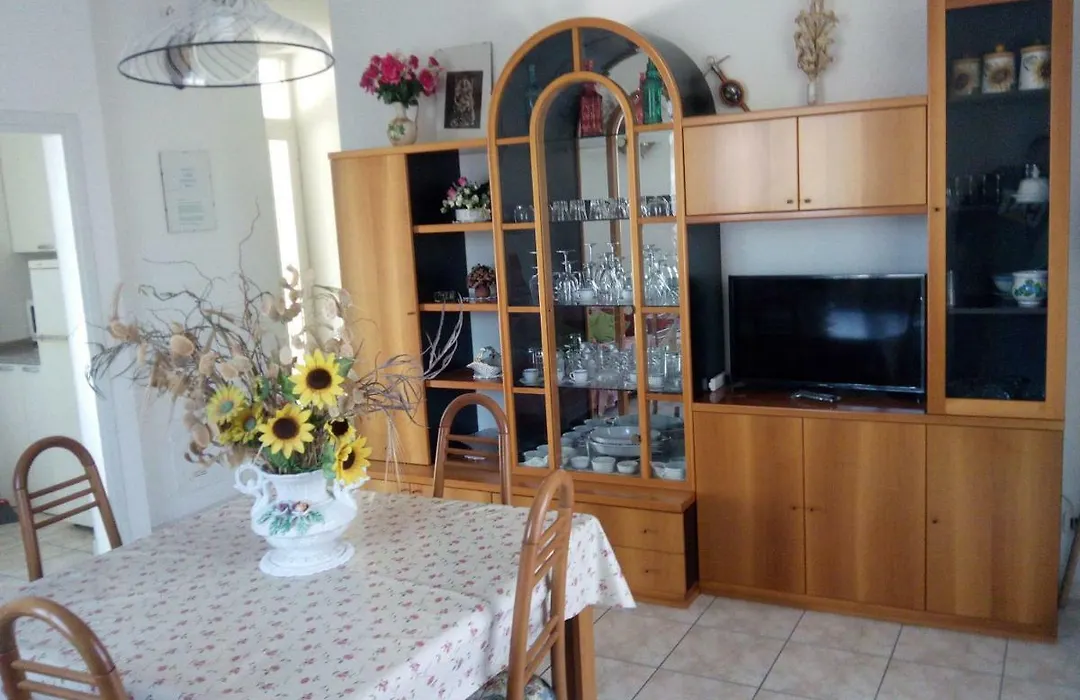 Villa Elegante Con Terrazzo E Giardino-1