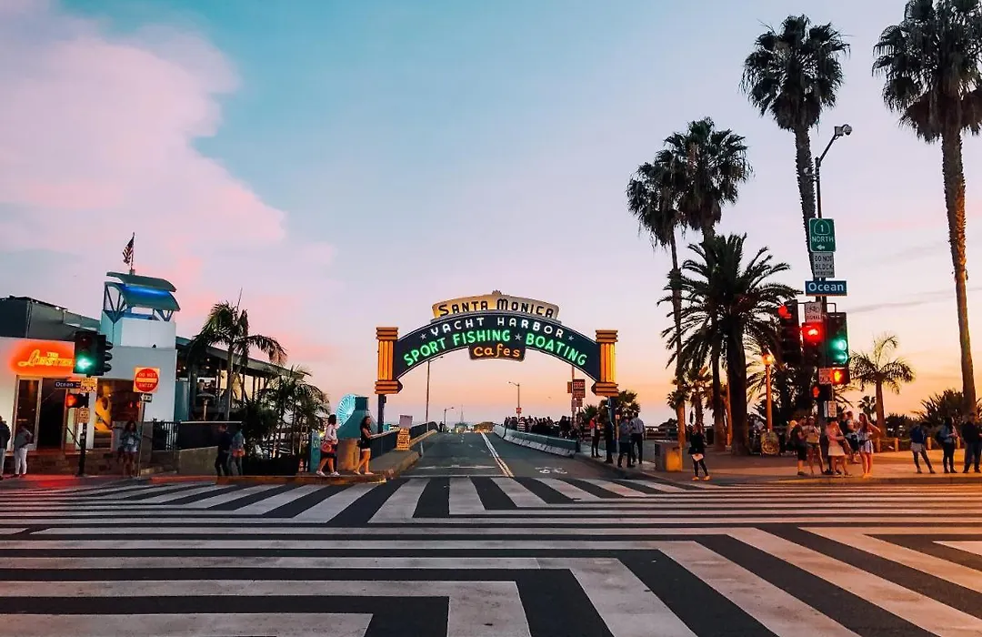 La Westwood Deluxe Suites | Free Parking | 2Br&2Bt-1
