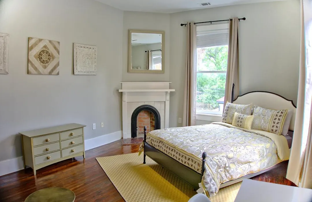 2 Bedroom Newly Renovated Townhome In Historic Savannah-1