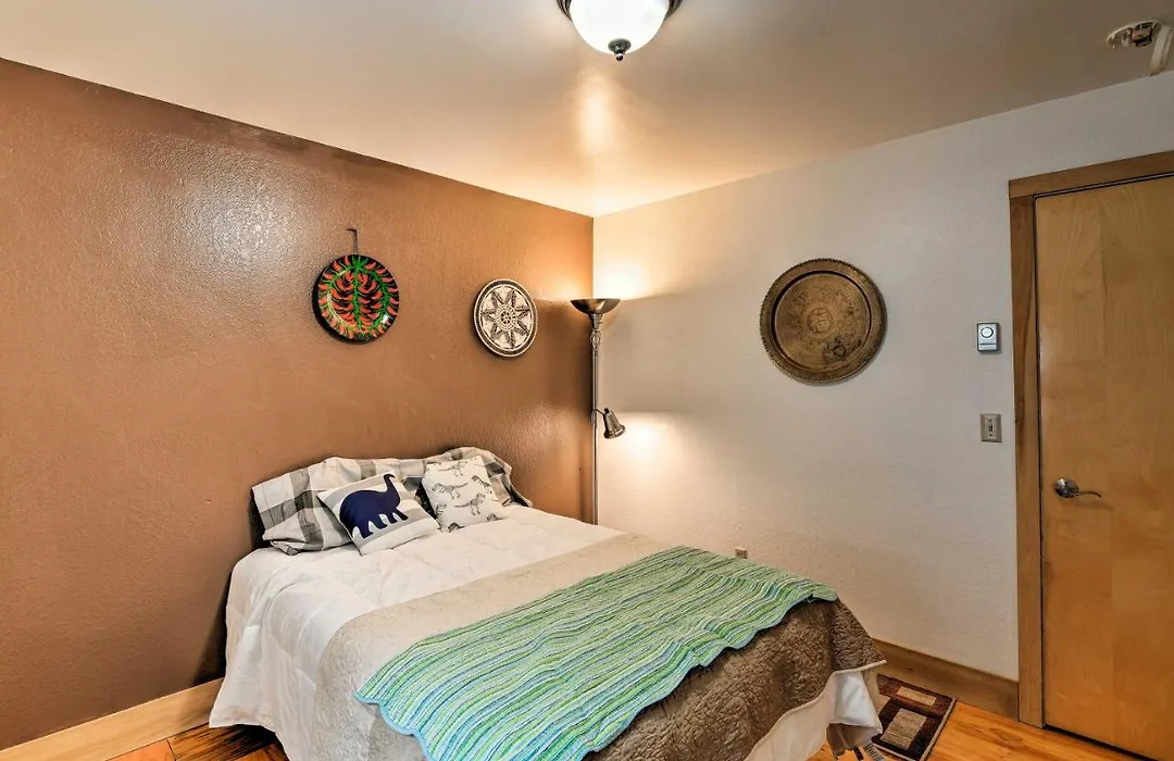 Walk To Town & Coast: Anchorage Condo W/ Fireplace-1
