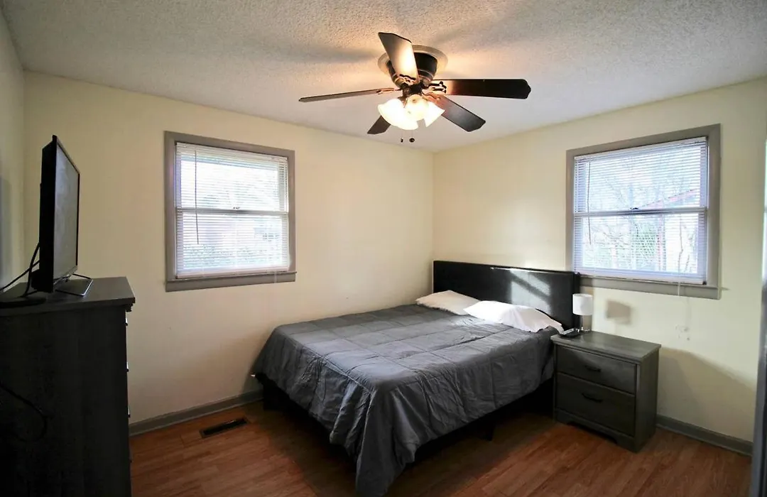 20 Minutes To Broadway And Fenced Back Yard-1