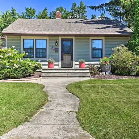 Modern Home W/ Backyard, 1 Mi To Dtwn Sturgeon Bay-2