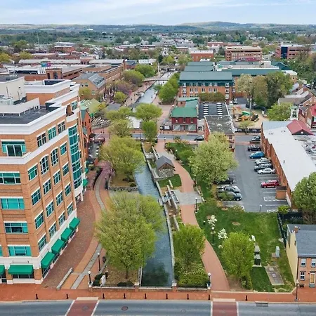 Convenient Location Downtown On The Creekside!-3