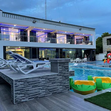 Bingo House Watamu, A Modern 5-Bedroom Villa With Pool, A Kids Heaven-3