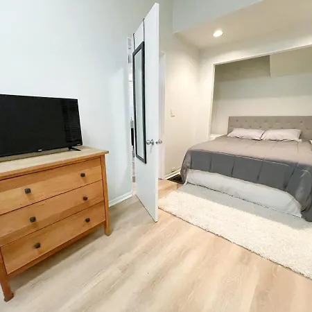 Wrigleyville Friends Unit - 5Bdrm-2