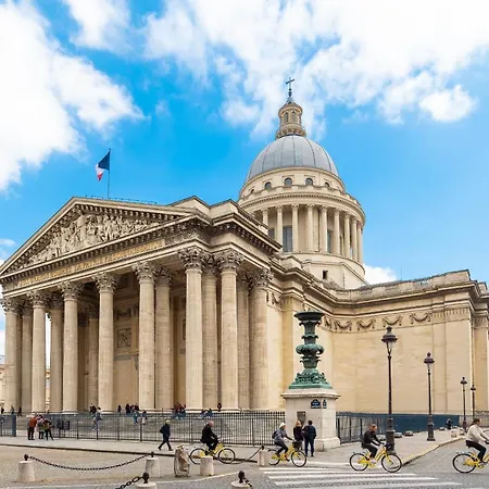 Emily In Paris-3