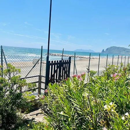 Villa GREG stupenda location sulla spiaggia con accesso diretto al mare-3
