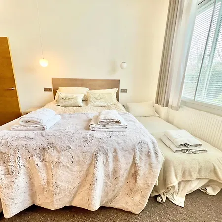 Stylish 2Br Designer Flat Holland Park-2