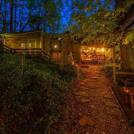 Bear Creek Lodge: Riverside Retreat near Downtown Helen-2