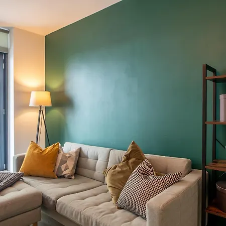 Modern And Spacious Apartment In Salford Quays-2