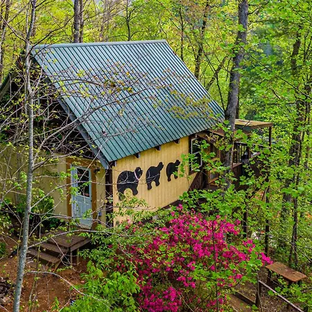 Bear Creek Lodge: Riverside Retreat near Downtown Helen-3