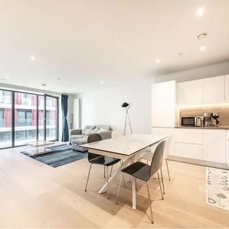Modern Apartment In London-2