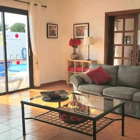 Casa Georgiana, Central Playa Blanca, Private Heated Pool-2