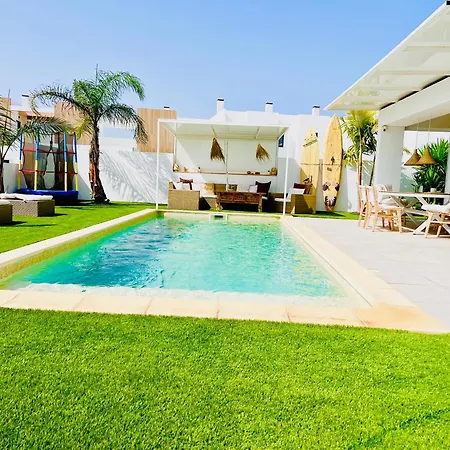 El Palmeral - Exlusive Villa With Private, Heated Pool In Corralejo-2