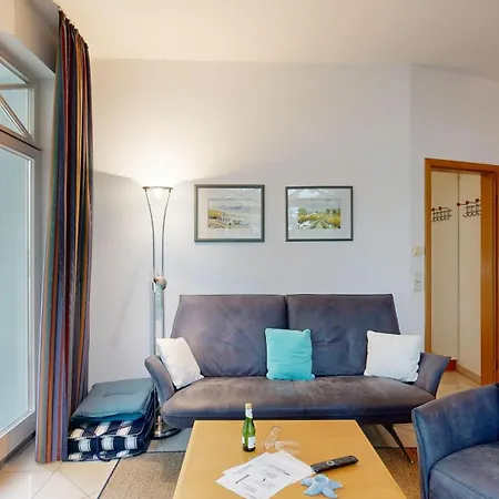 FeWo direkt am Strand, mit Balkon mit Meerblick, Villa Strandburg, Binz-3