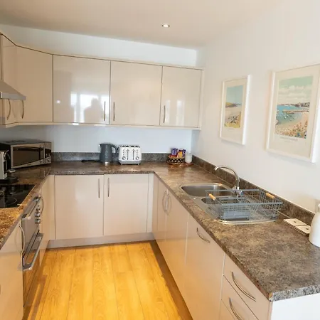 The Beach House & Porth Sands Apartments-2