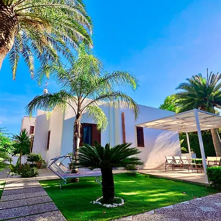 Villa Almyra - 4 Double Bedrooms With Exclusive Garden & Parking Steps From The Beach-2