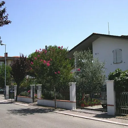Villa Elegante Con Terrazzo E Giardino-3