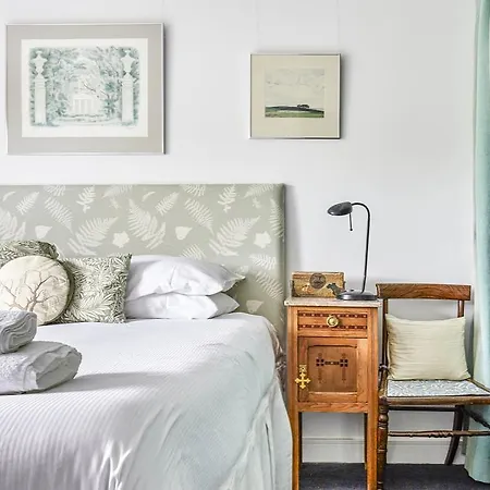 Vintage Regents Park Apartment-2