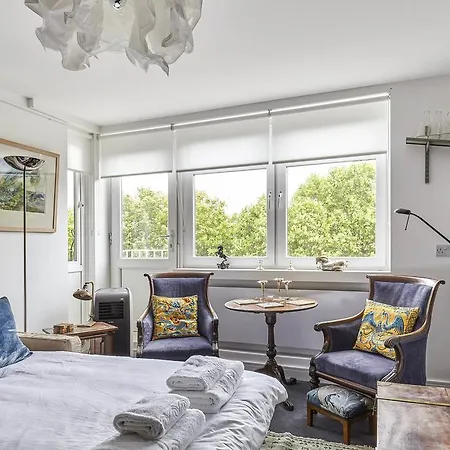 Vintage Regents Park Apartment-3