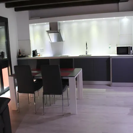 Apartaments y Habitacions Entre Volcans-3