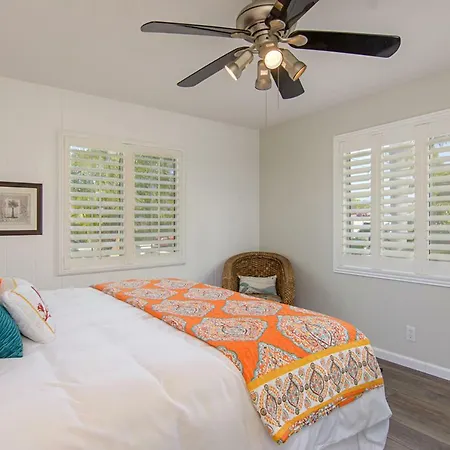 Ultimate Beach Bungalow - 1 Block From Beach - Huge Backyard-3