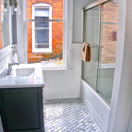 2 Bedroom Newly Renovated Townhome In Historic Savannah-3