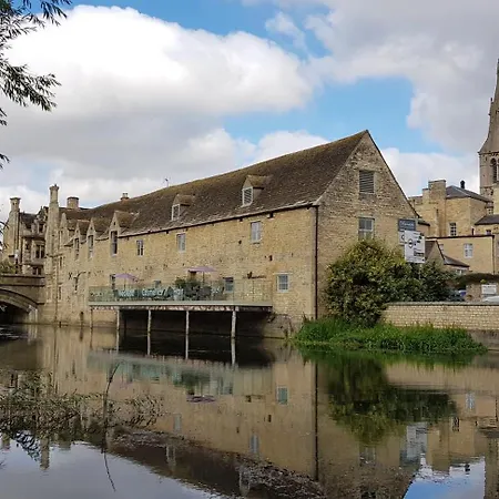 Riverside Apartments Of Stamford-3