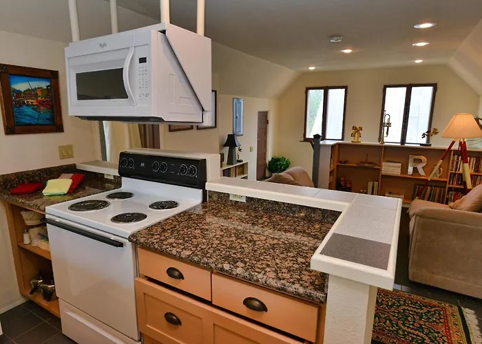 Room With A View - Walk To Downtown Restaurants - Payette Lake - Shopping And Beach