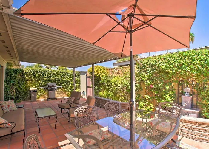 Walk To Trolley & Lake: Sunny Scottsdale Townhome