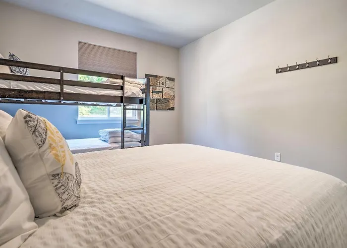 Lake Chelan Condo, Walk To Brewery & Wineries