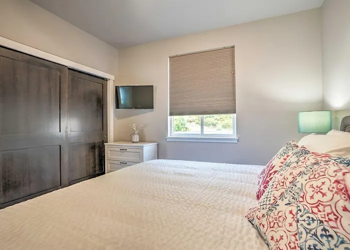 Lake Chelan Condo, Walk To Brewery & Wineries