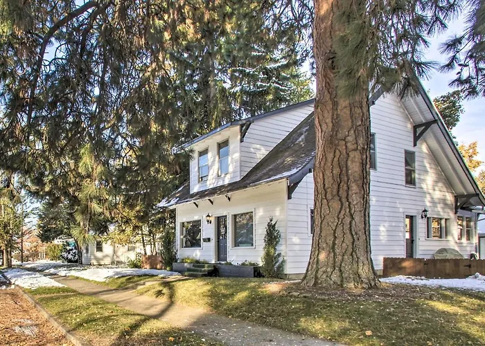 Charming Downtown Coeur D'Alene Home With Yard!