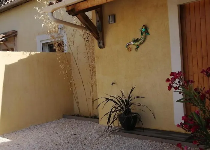 Maison F2, neuve au calme avec jardinet