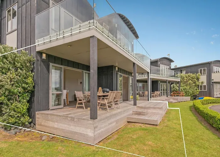 Lakeside Villa Retreat - Matarangi Downstairs Unit